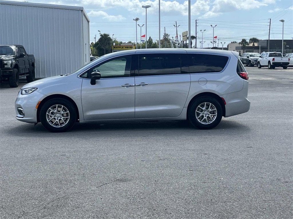 New 2026 Chrysler Pacifica Select image 2