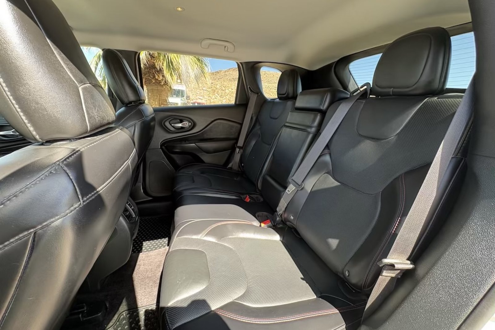Used 2019 Jeep Cherokee Trailhawk AWD/4WD image 10