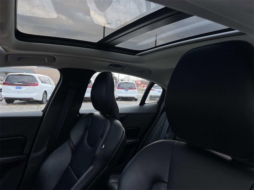 Used 2022 Volvo S60 B5 Momentum image 15