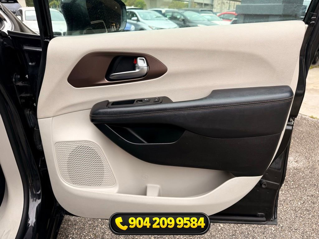 Used 2019 Chrysler Pacifica Touring-L image 29