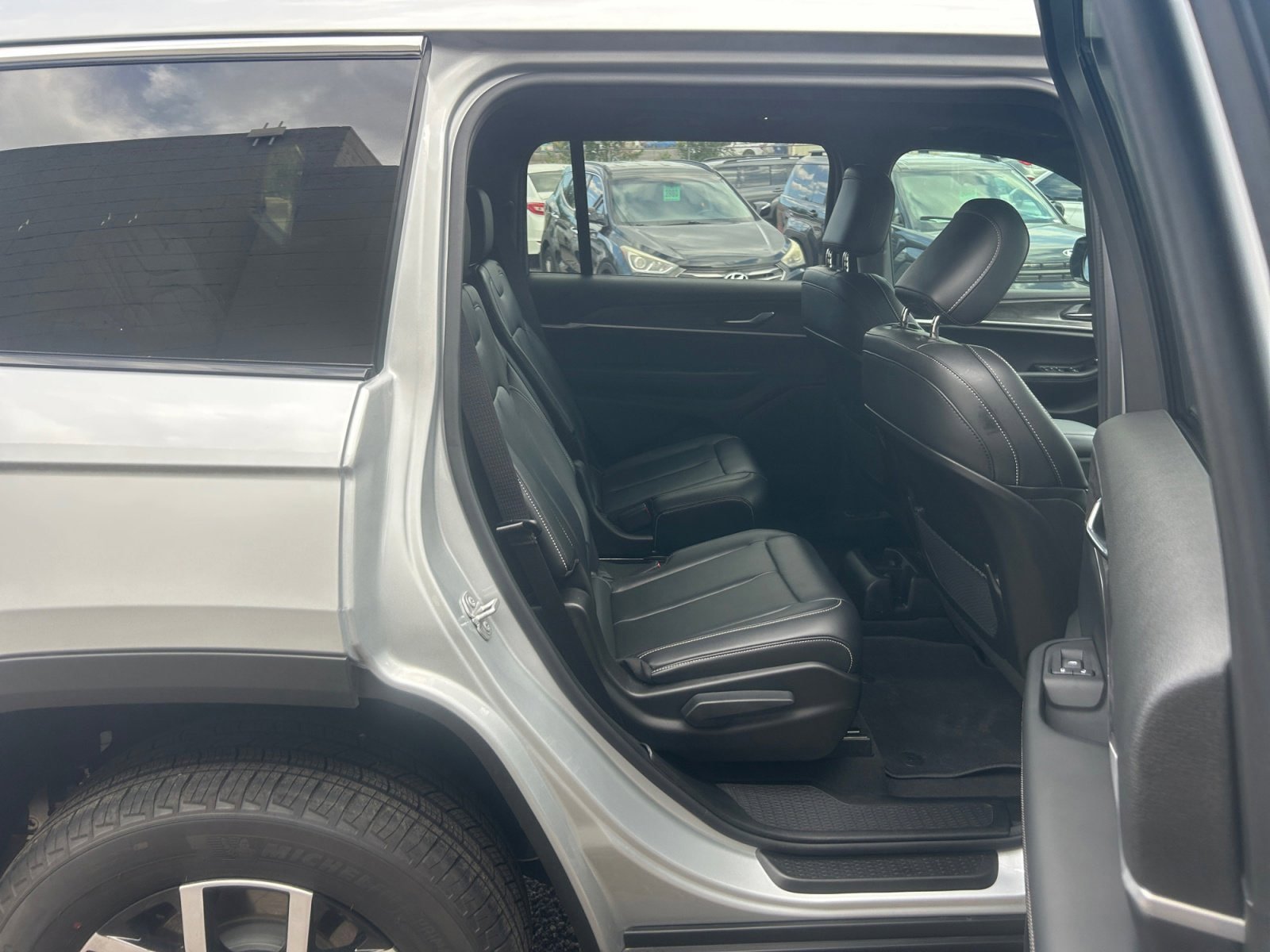Used 2025 Jeep Grand Cherokee L Limited AWD/4WD image 31