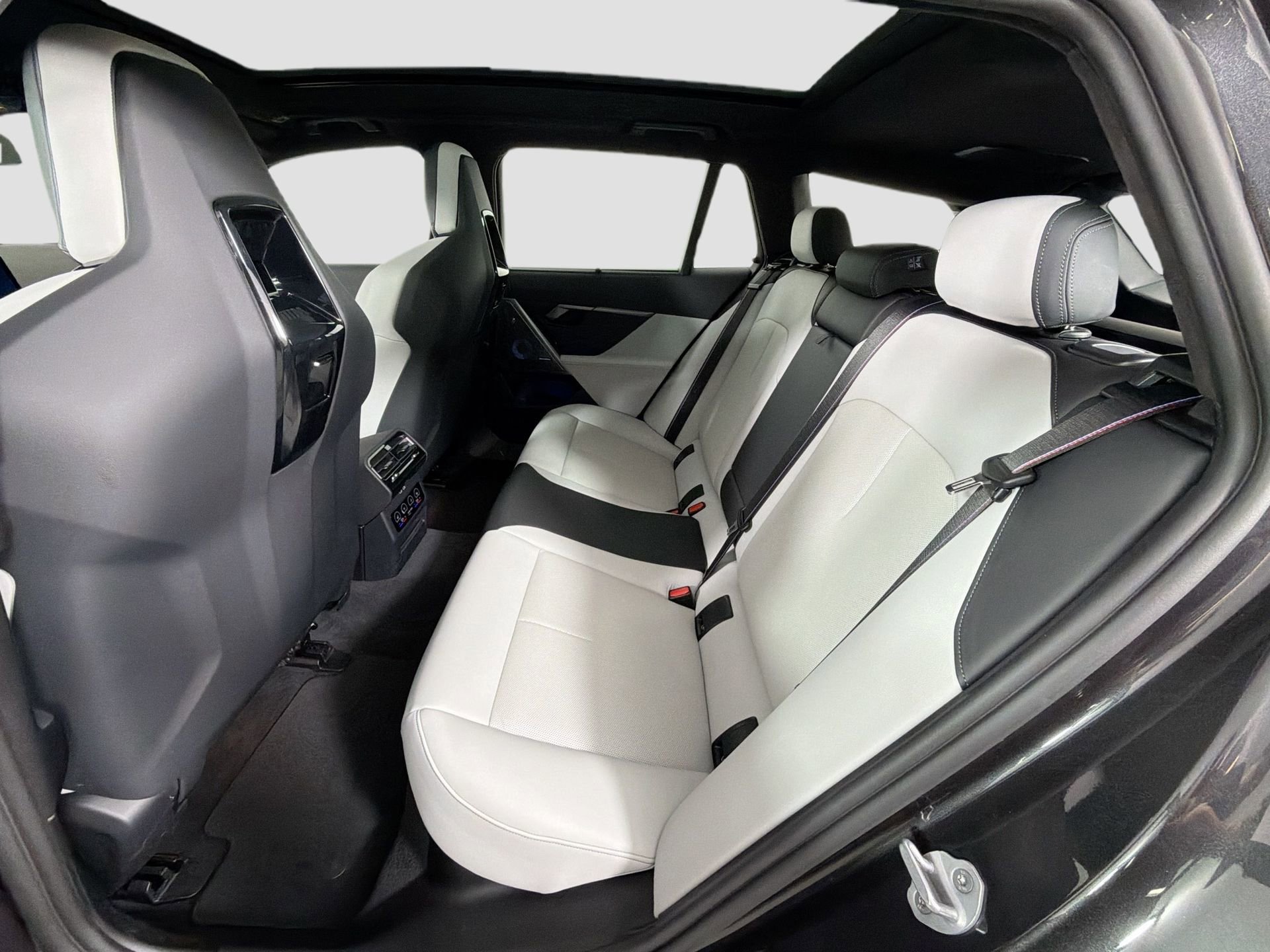 Used 2025 BMW M5 Touring image 27