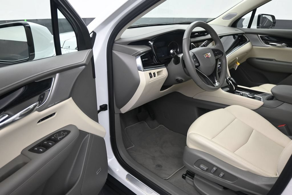 Used 2025 Cadillac XT6 Premium Luxury w/ LPO, Floor Liner Package FWD image 10