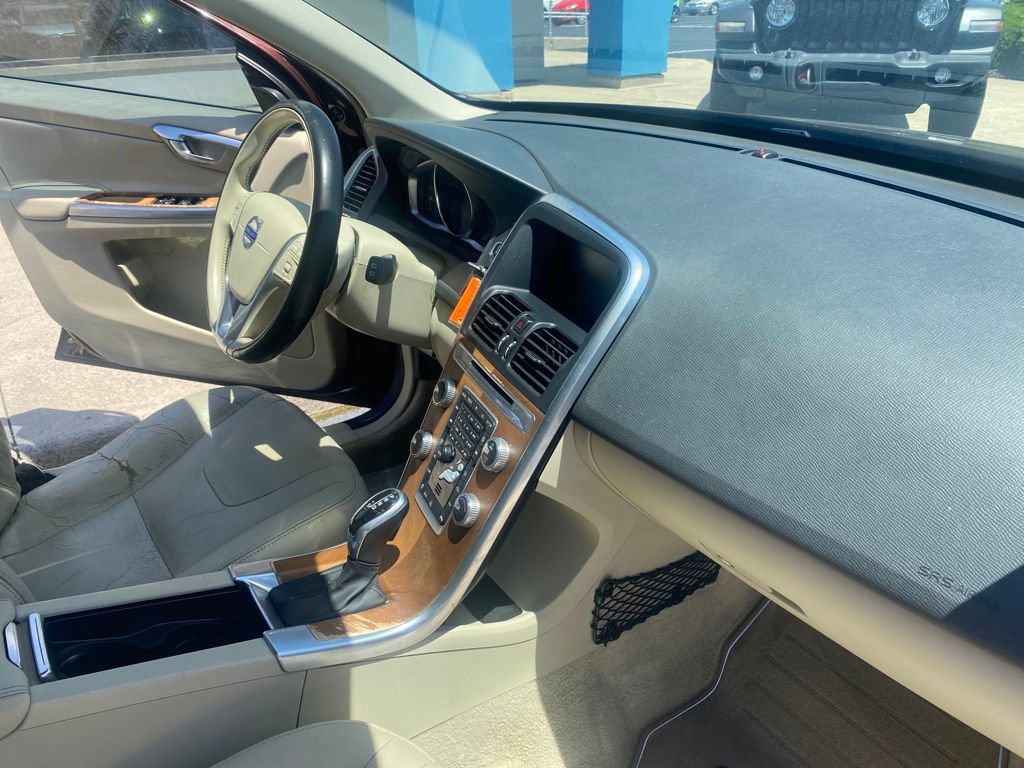 Used 2016 Volvo XC60 T5 Premier w/ Proximity Package FWD image 9
