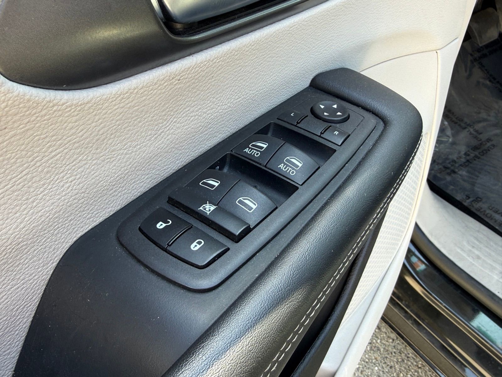 Used 2023 Chrysler Pacifica Touring-L image 24