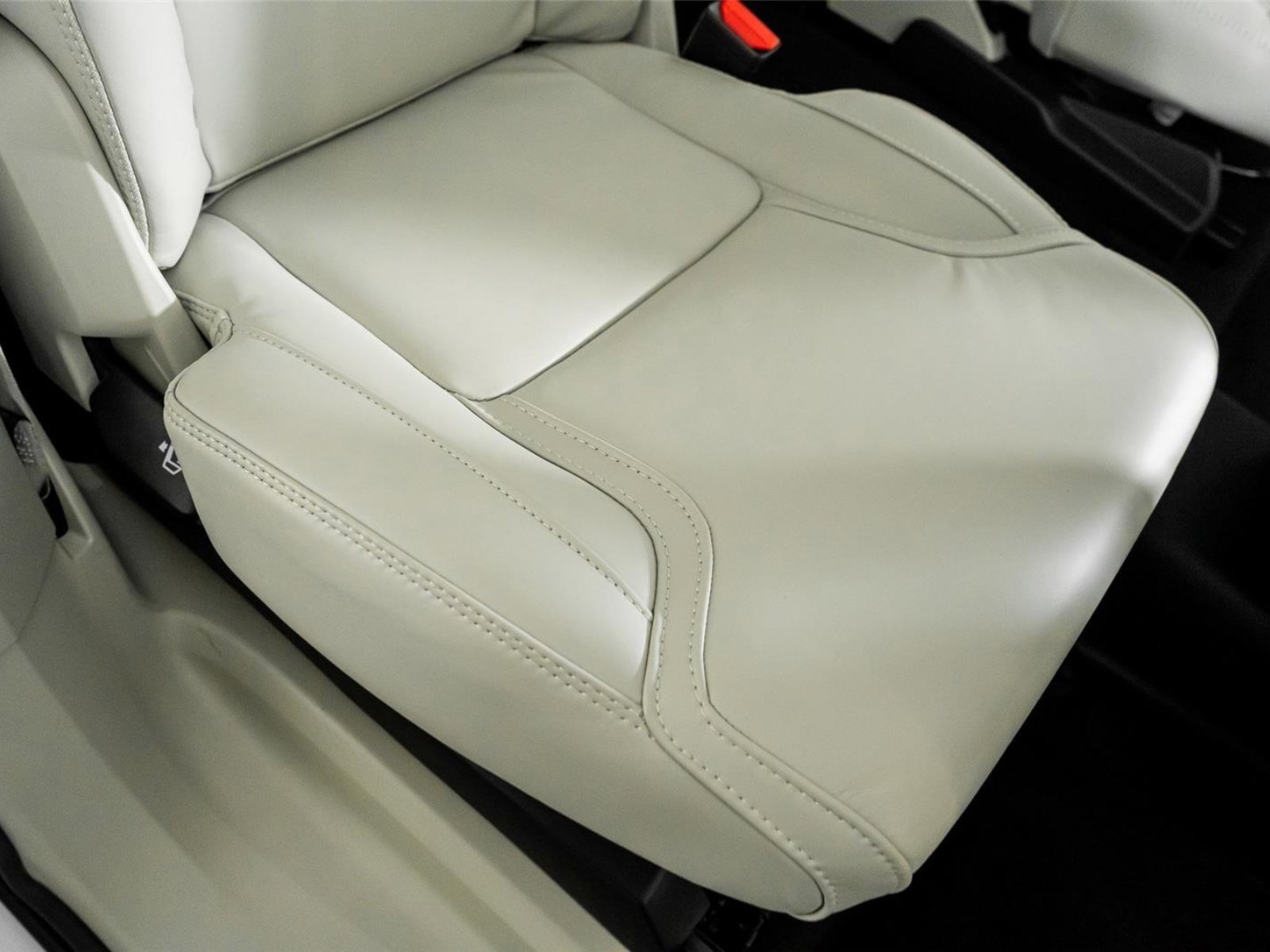 Used 2025 Volvo XC90 B6 Ultra w/ Protection Package Premier image 31