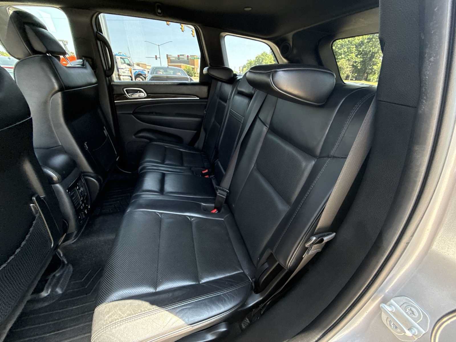 Used 2018 Jeep Grand Cherokee Overland AWD/4WD image 25