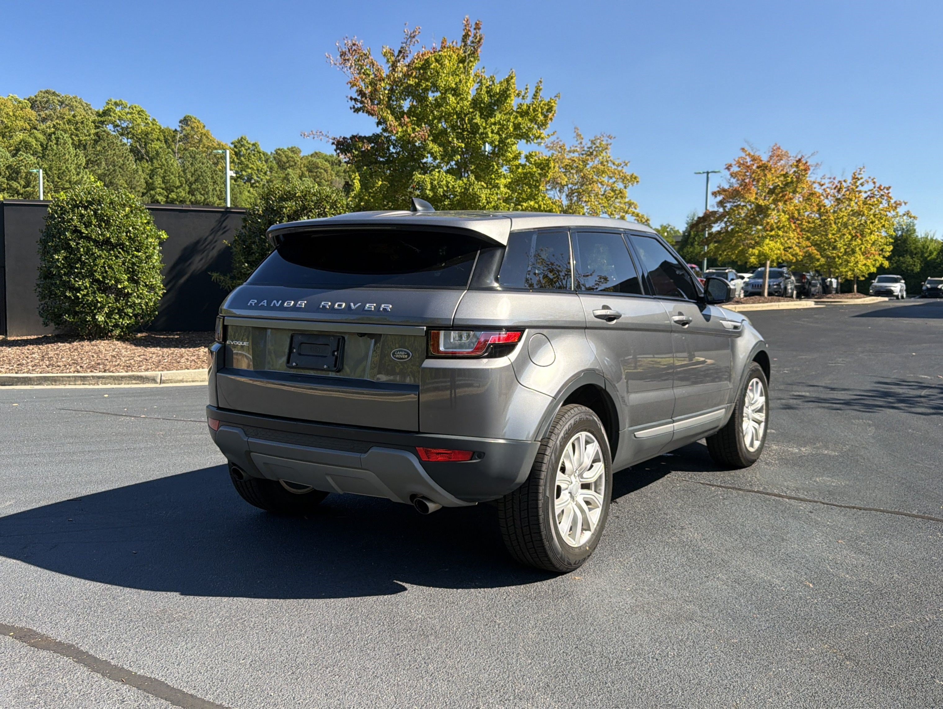 Used 2019 Land Rover Range Rover Evoque SE AWD/4WD image 3