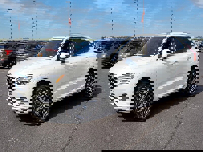 Used 2020 Volvo XC60 T6 Momentum w/ Protection Package image 3