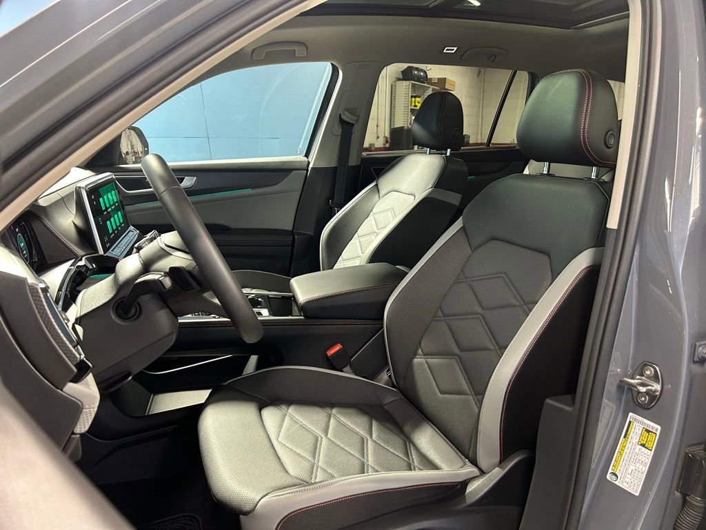 Used 2024 Volkswagen Atlas Peak Edition SE image 17