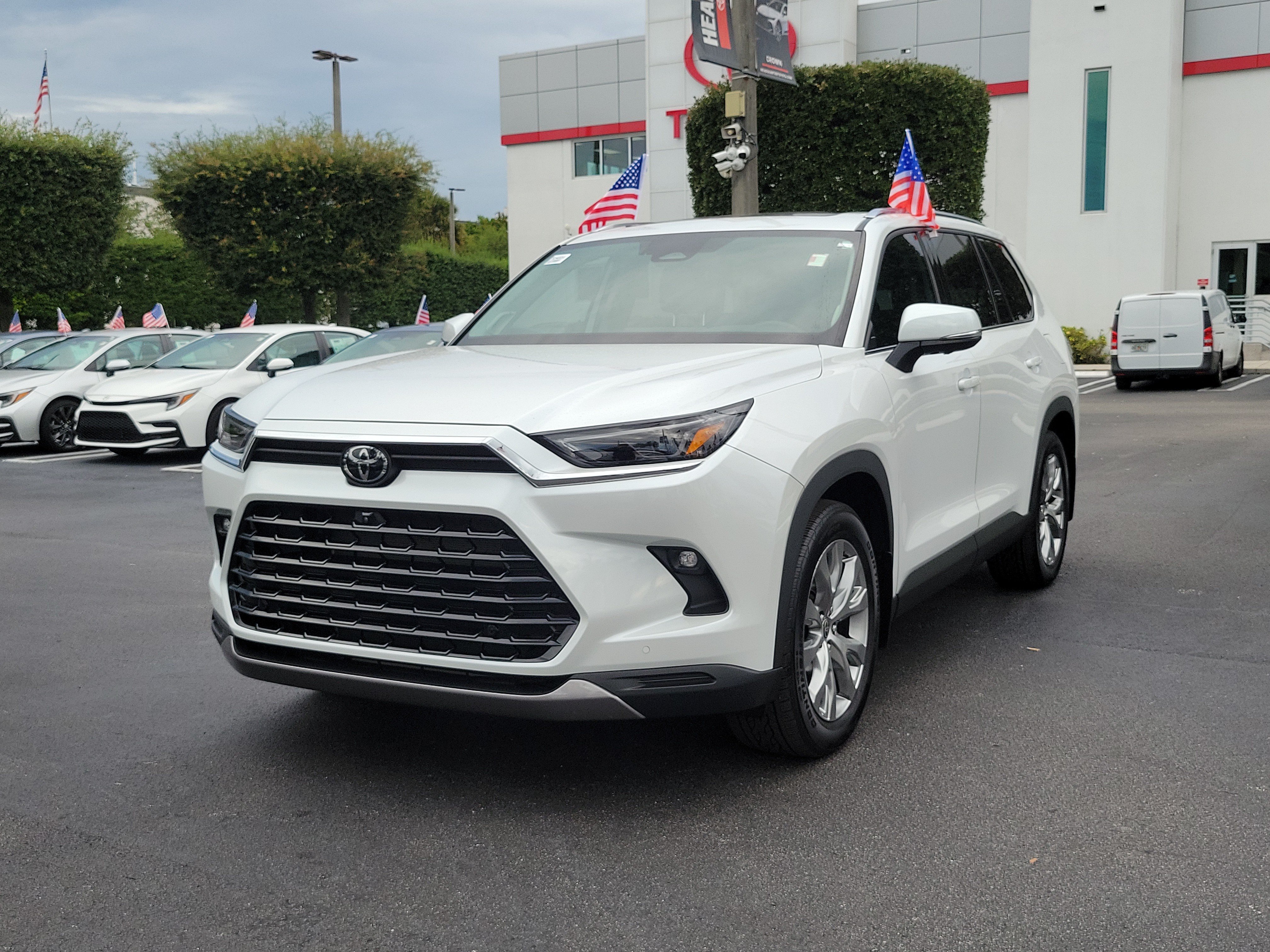 Used 2025 Toyota Grand Highlander FWD image 5