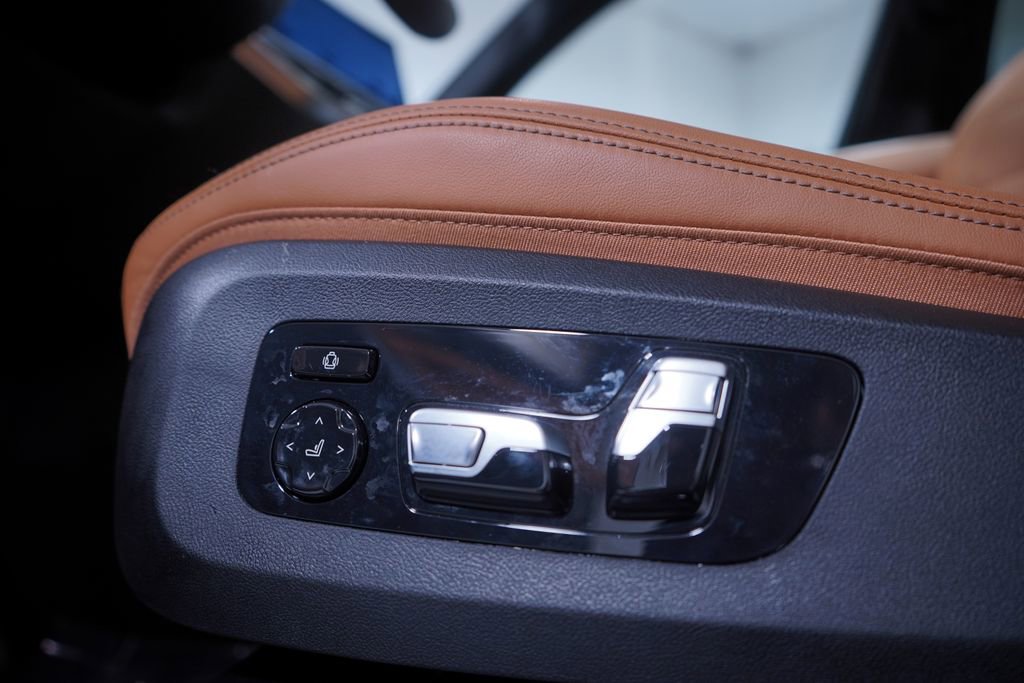 Used 2025 BMW X7 xDrive40i w/ M Sport Package image 19