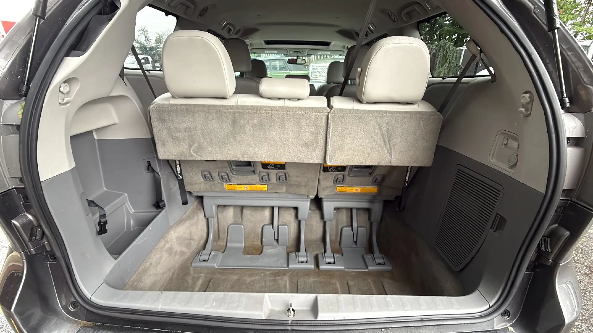Used 2013 Toyota Sienna XLE FWD image 39