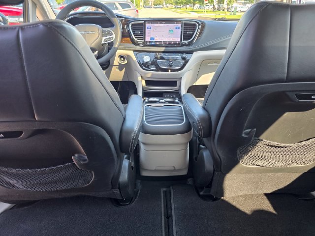 Used 2024 Chrysler Pacifica Limited FWD image 16