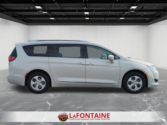 Used 2017 Chrysler Pacifica Touring-L Plus FWD image 6