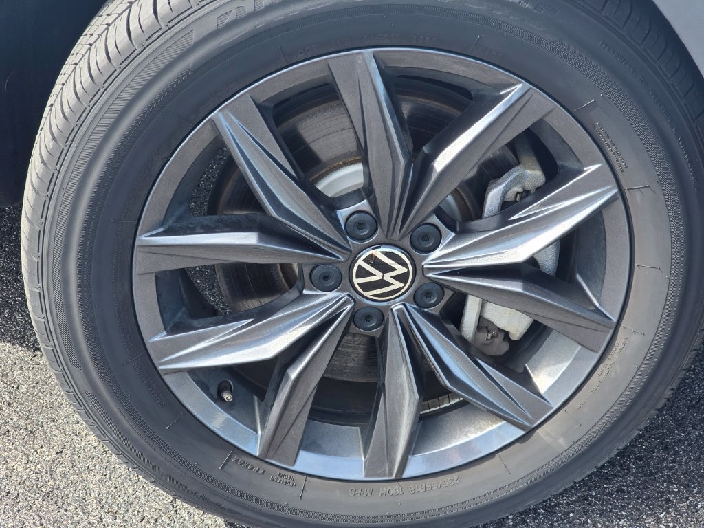 Used 2023 Volkswagen Tiguan SE w/ Panoramic Sunroof Package FWD image 9