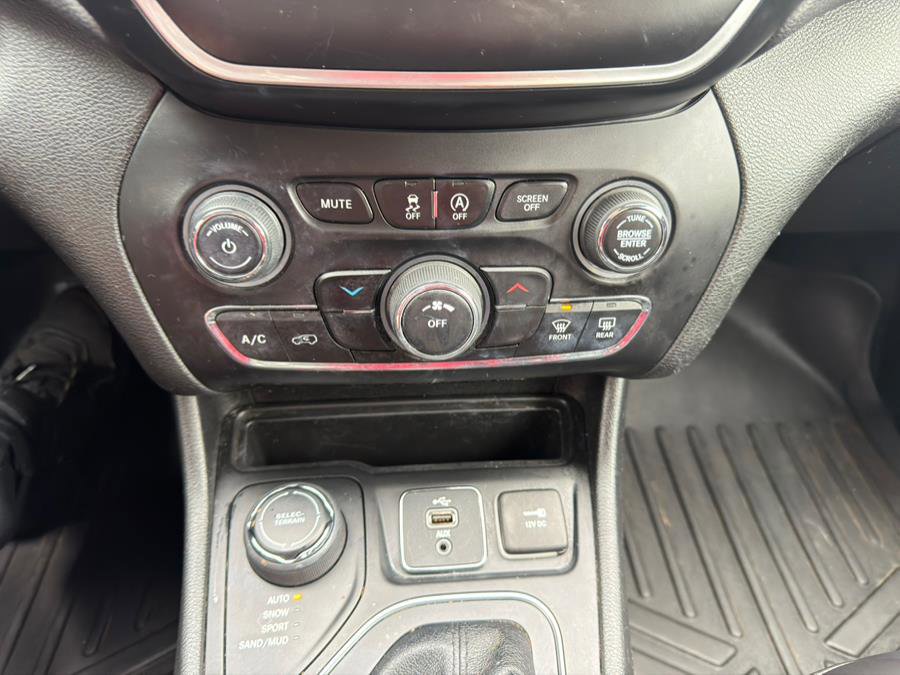 Used 2019 Jeep Cherokee Latitude Plus image 19