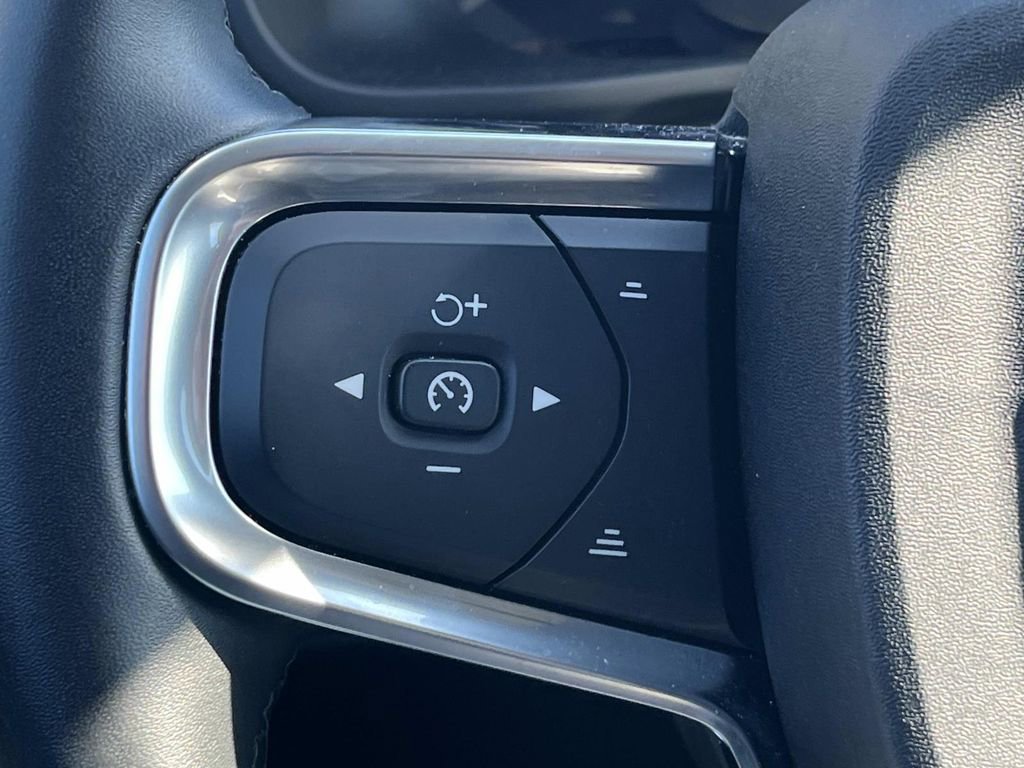 Used 2025 Volvo XC40 B5 Plus image 25