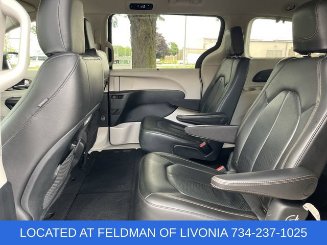 Used 2018 Chrysler Pacifica Touring-L w/ Premium Audio Group FWD image 23