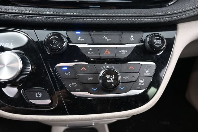 Used 2024 Chrysler Pacifica Limited FWD image 24