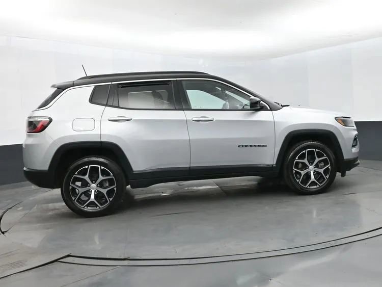 Used 2024 Jeep Compass Limited image 4