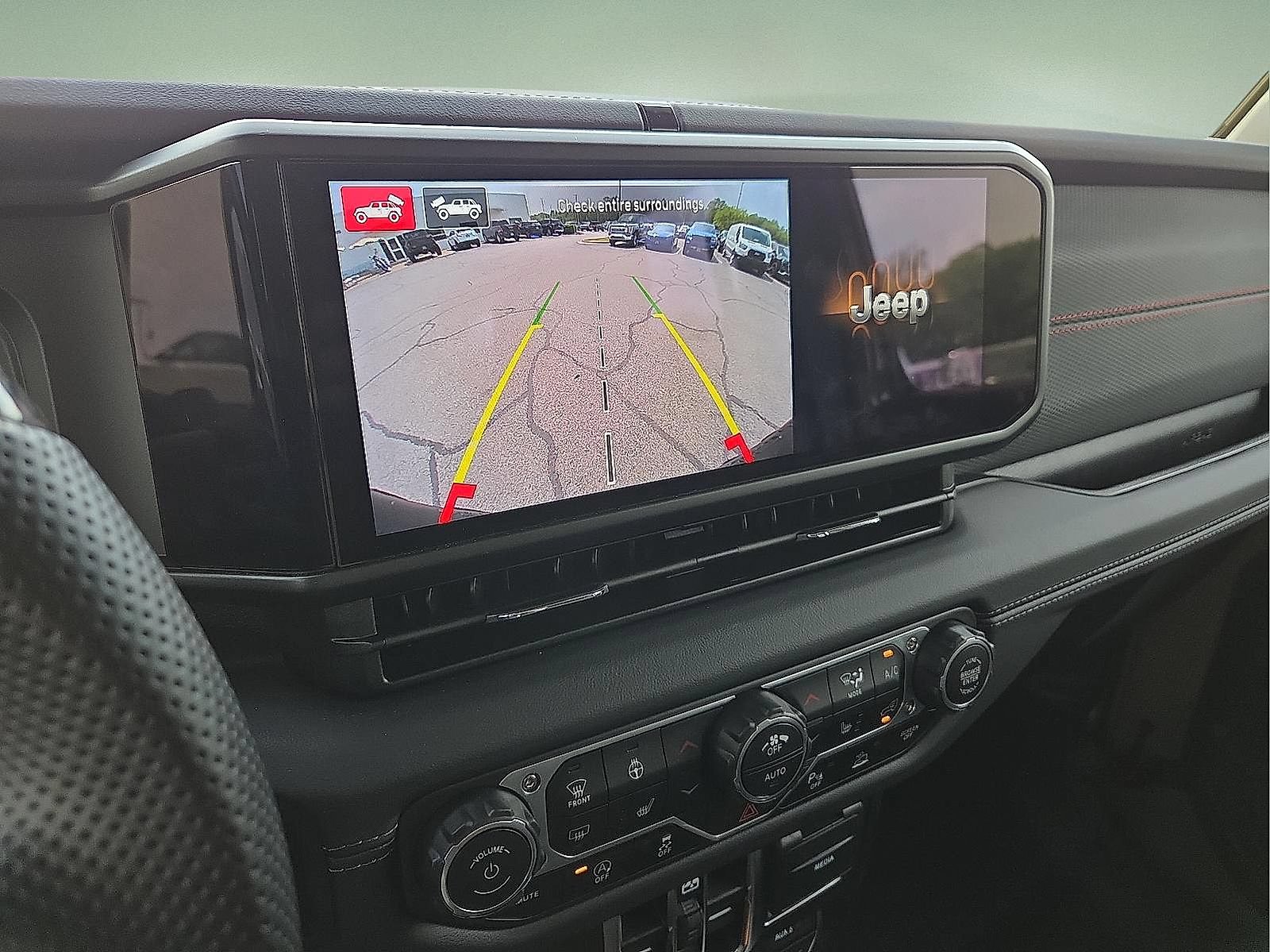 Used 2025 Jeep Wrangler Unlimited Rubicon AWD/4WD image 8