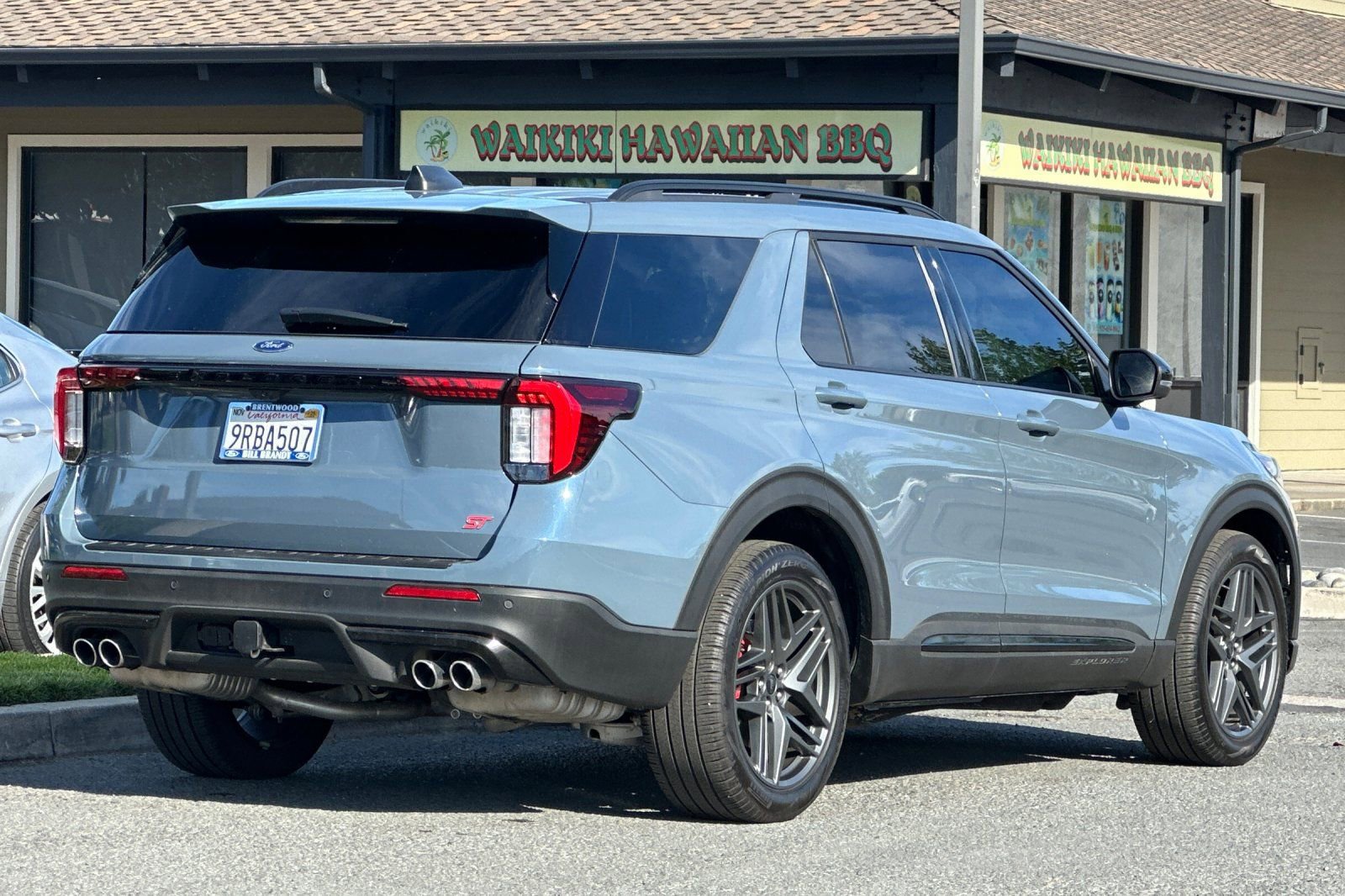 Used 2025 Ford Explorer ST image 3