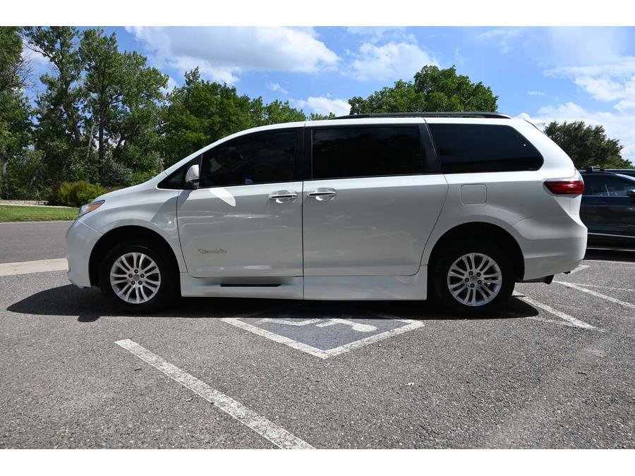 Used 2017 Toyota Sienna XLE Premium image 9