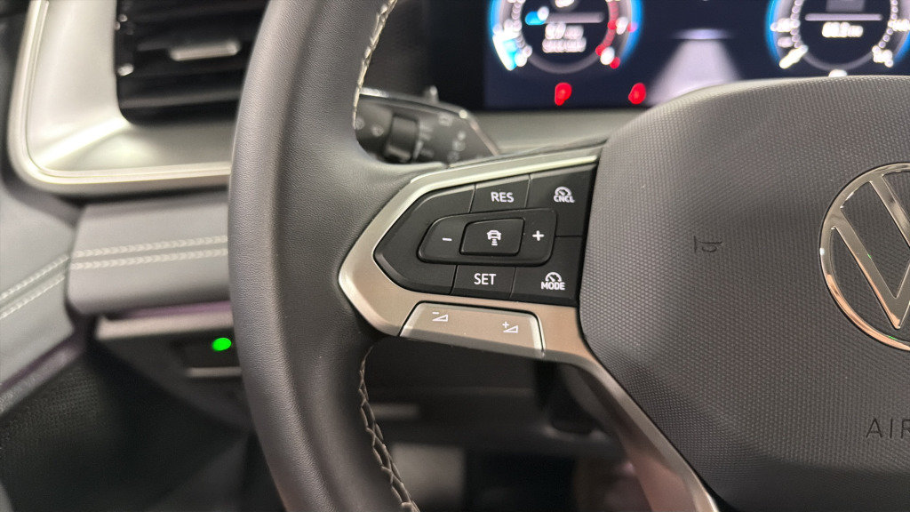 Certified 2025 Volkswagen Tiguan SE AWD/4WD image 22