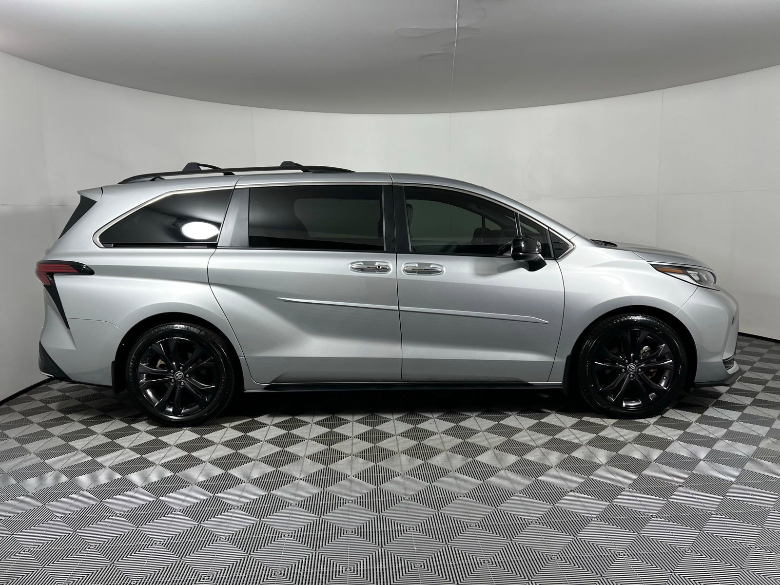 Certified 2024 Toyota Sienna XSE image 4