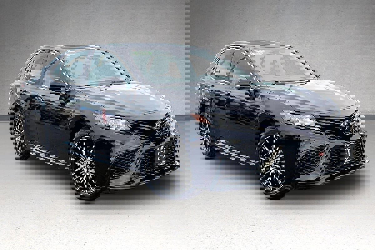 Used 2024 Toyota Camry SE image 2