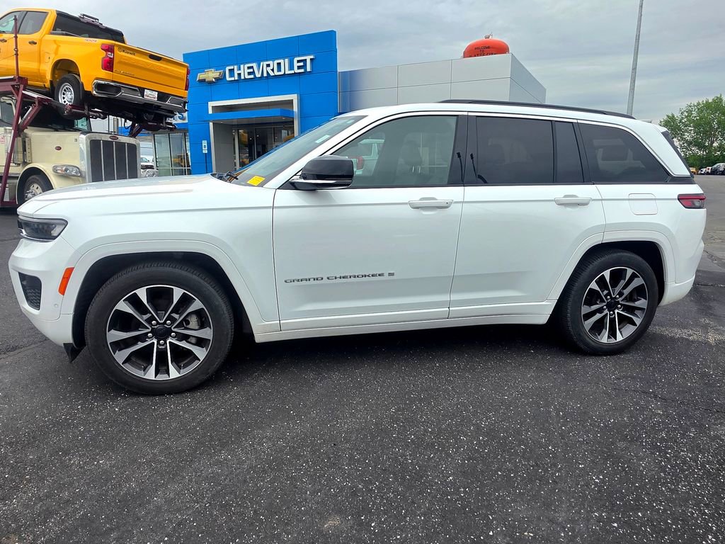 Used 2025 Jeep Grand Cherokee Overland w/ Trailer Tow Package AWD/4WD image 3