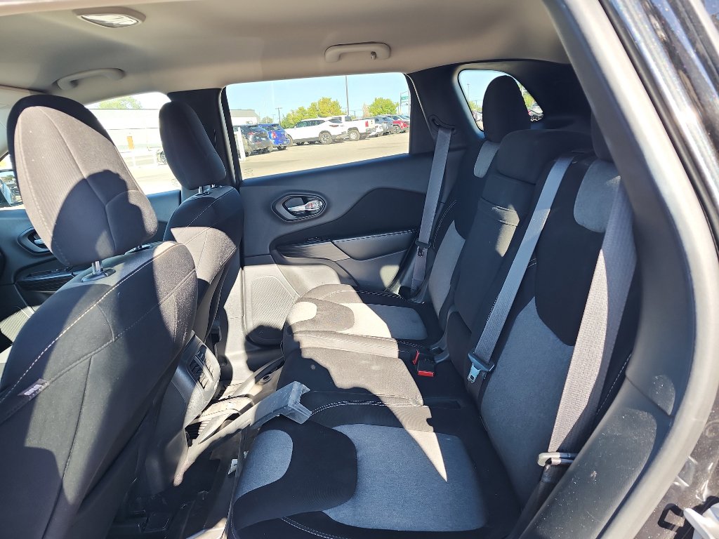 Used 2016 Jeep Cherokee Sport image 11