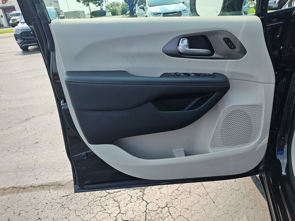 Used 2024 Chrysler Pacifica Touring-L FWD image 12