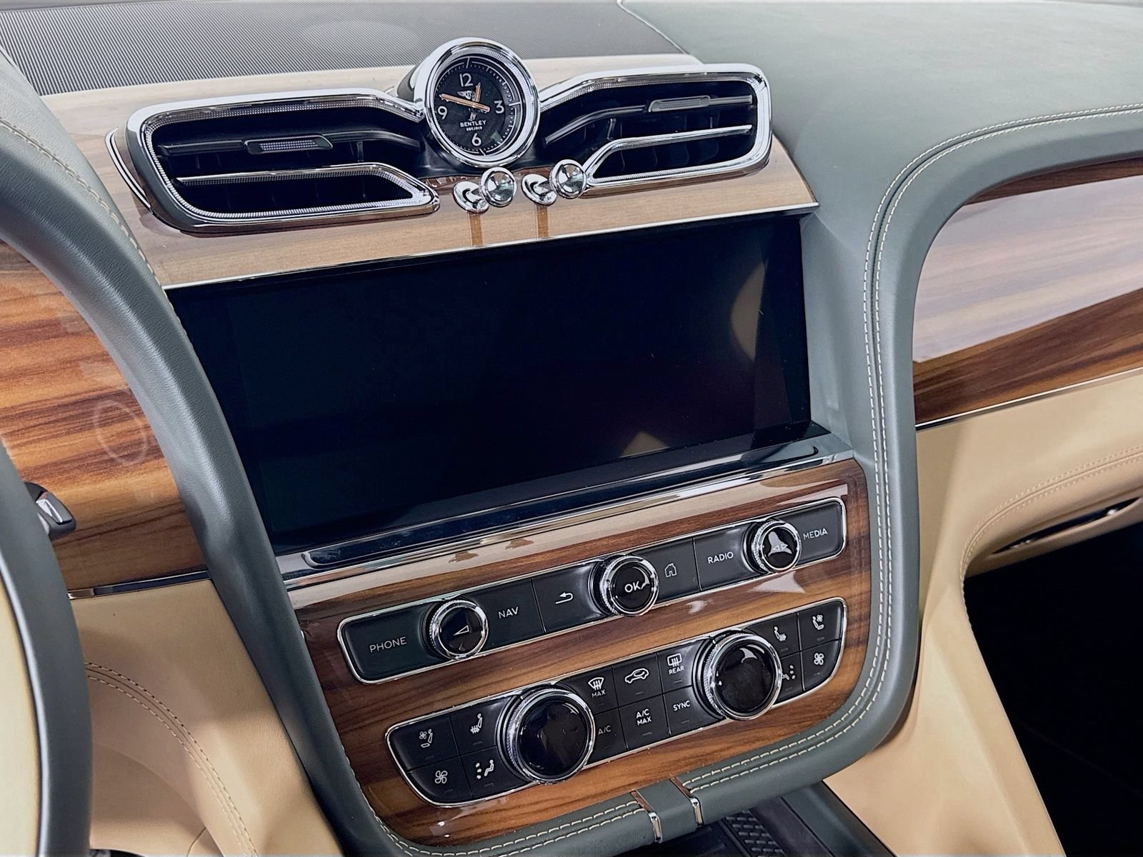 Certified 2025 Bentley Bentayga AWD/4WD image 14