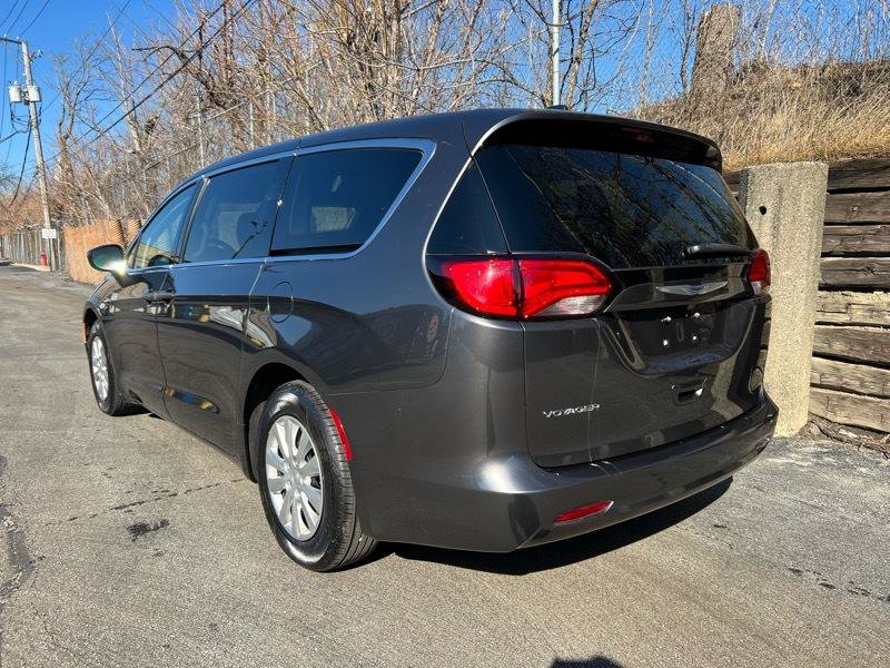 Used 2020 Chrysler Voyager L FWD image 9