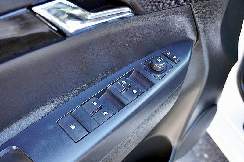 Used 2013 Chevrolet Captiva Sport LTZ FWD image 25