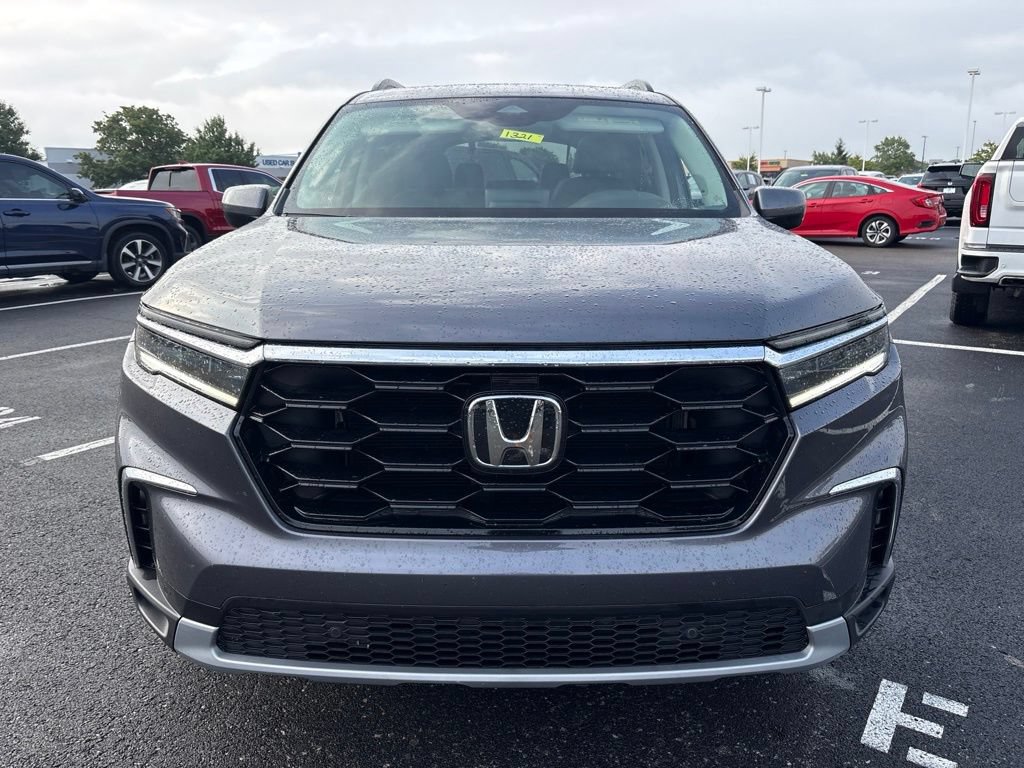 Used 2025 Honda Pilot Touring image 2