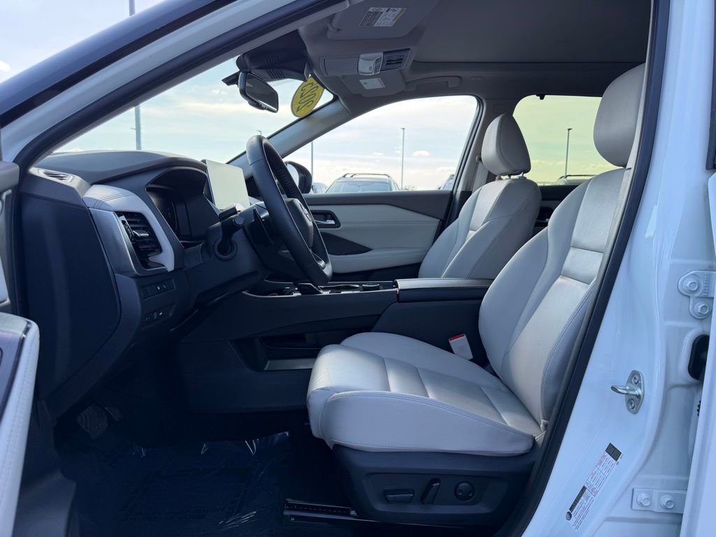 Used 2025 Nissan Rogue SL w/ Tech Package image 12