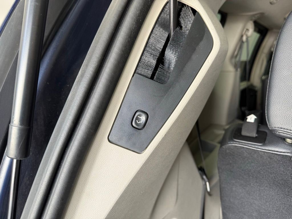 Used 2014 Chrysler Town & Country Touring image 60