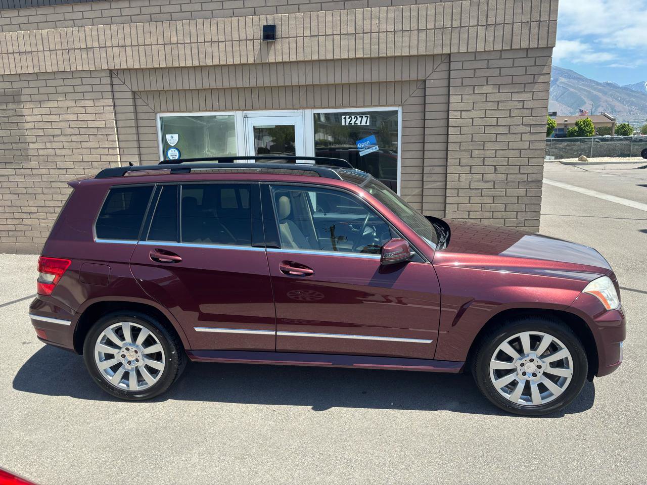 Used 2010 Mercedes-Benz GLK 350 4MATIC image 2