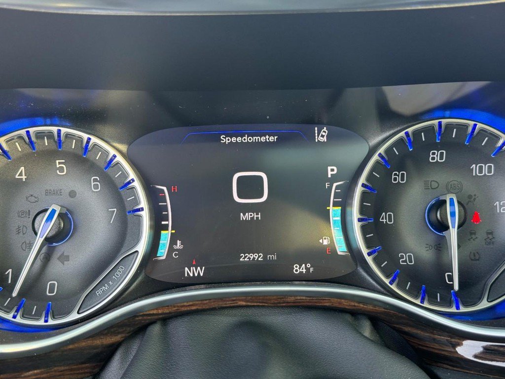 Used 2024 Chrysler Pacifica Limited FWD image 25
