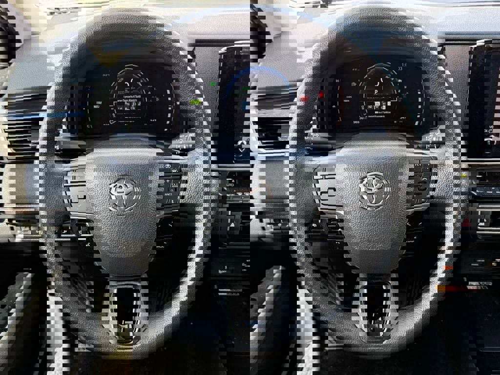 Used 2025 Toyota Camry LE image 18