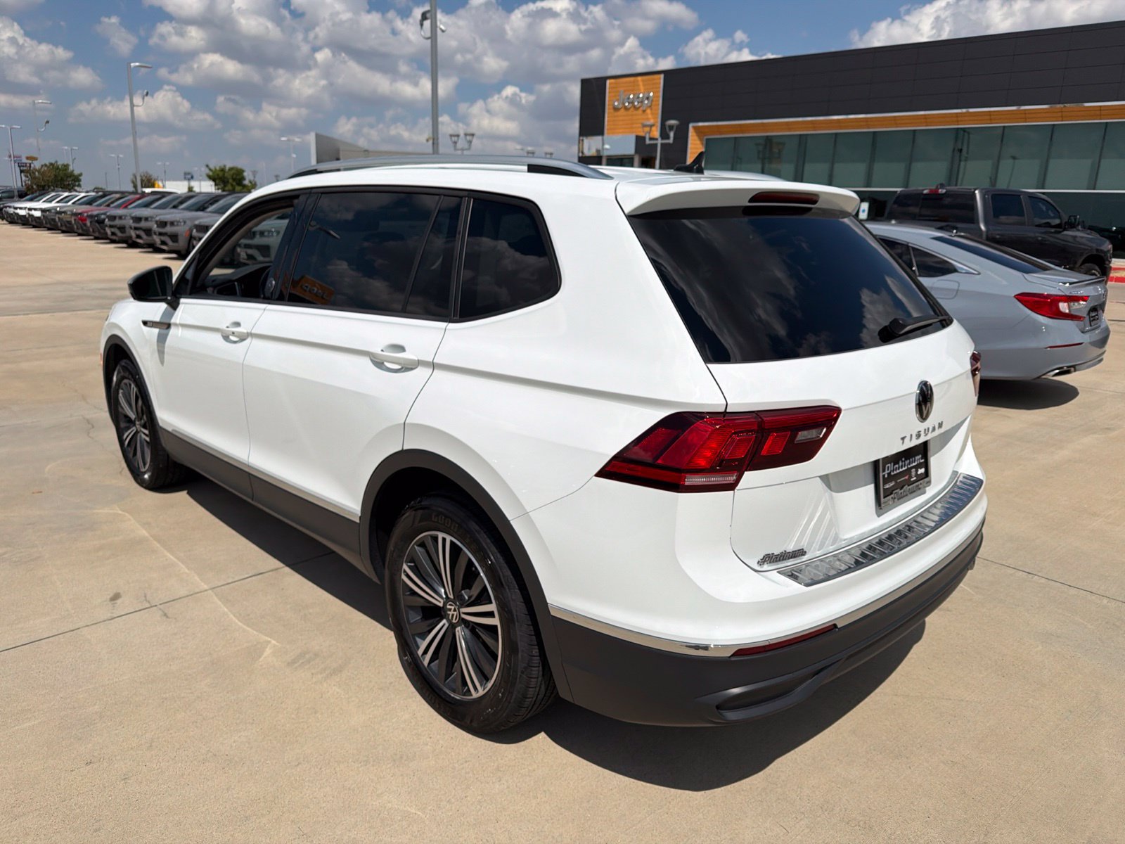 Used 2024 Volkswagen Tiguan SE FWD image 3