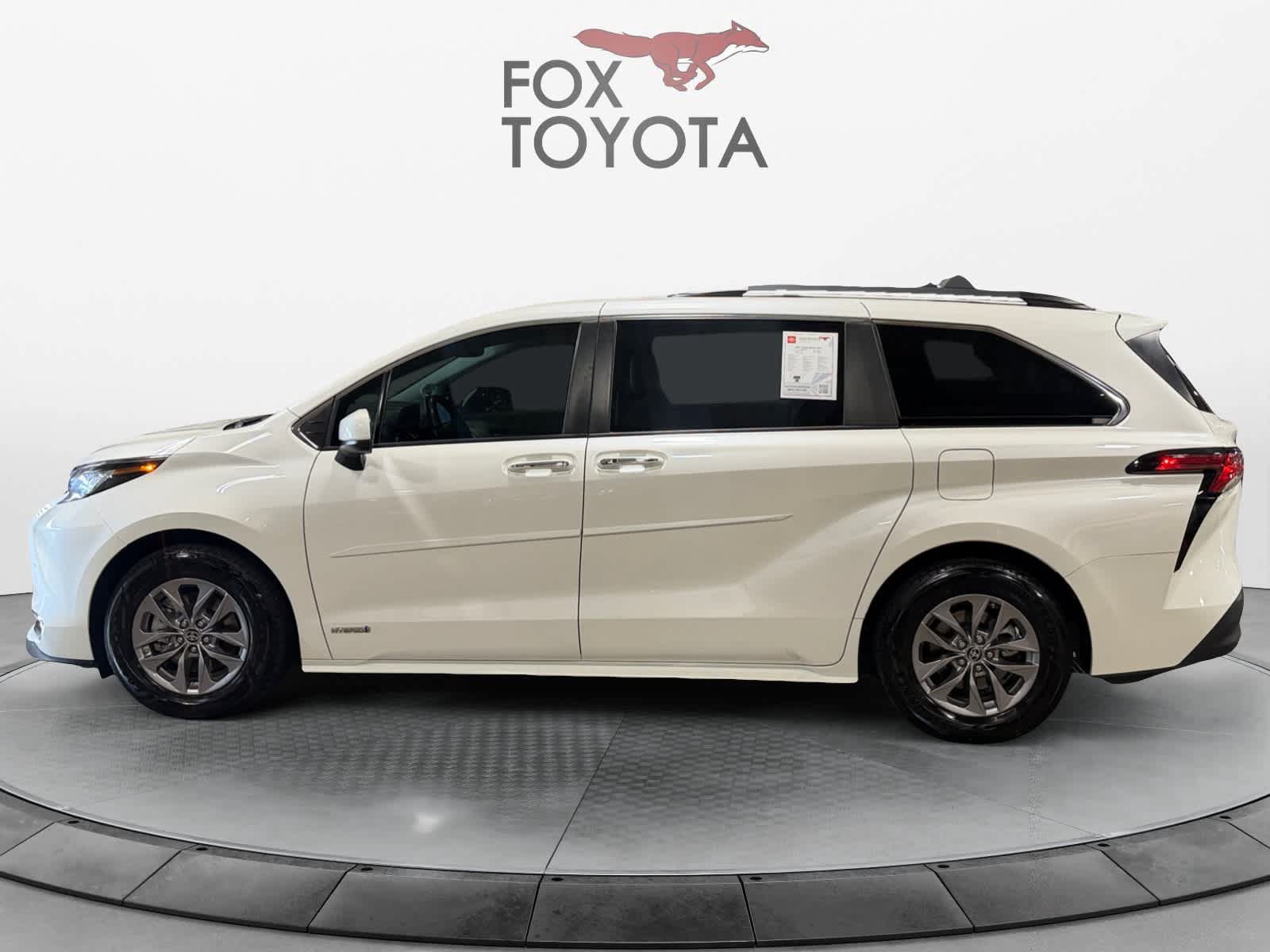 Used 2021 Toyota Sienna XLE w/ XLE Plus Package FWD image 3