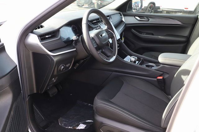 New 2025 Jeep Grand Cherokee Laredo X w/ Luxury Tech Group I AWD/4WD image 9