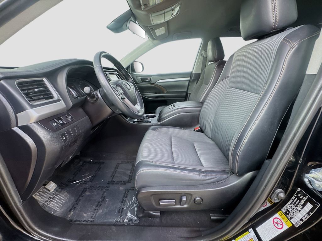 Used 2019 Toyota Highlander Plus AWD/4WD image 23