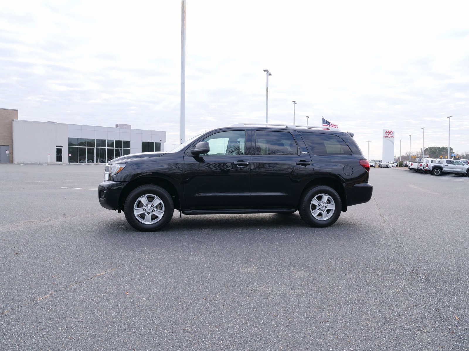 Used 2022 Toyota Sequoia SR5 image 6