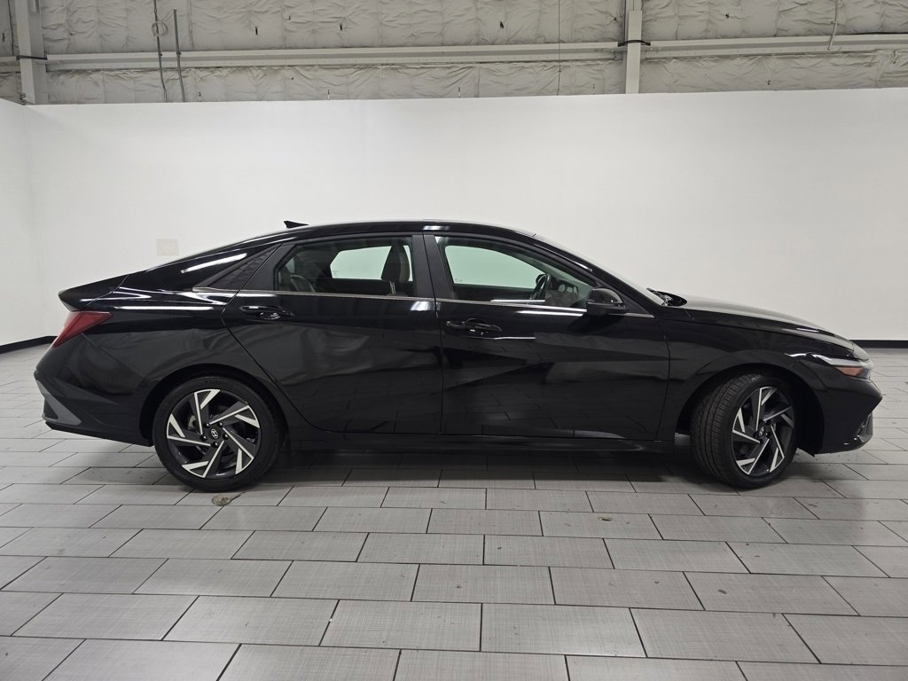 Used 2024 Hyundai Elantra Limited image 19