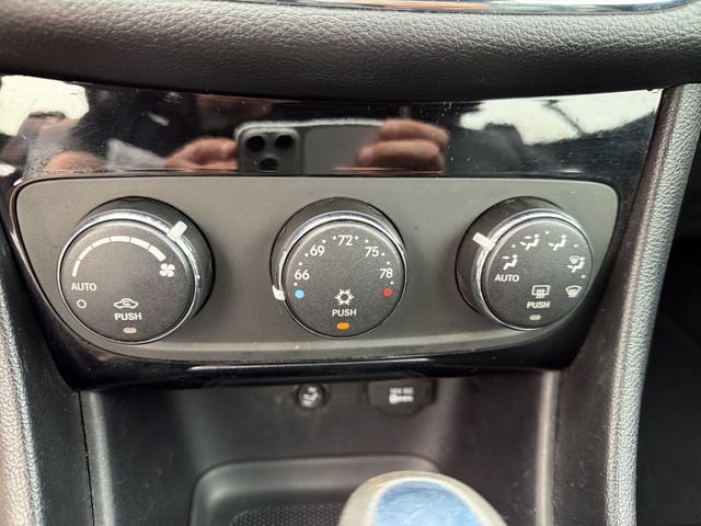 Used 2012 Chrysler 200 Touring FWD image 19